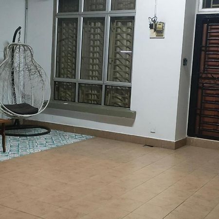 Zulaikha'S Homestay Ulu Tiram Johor Bahru Εξωτερικό φωτογραφία